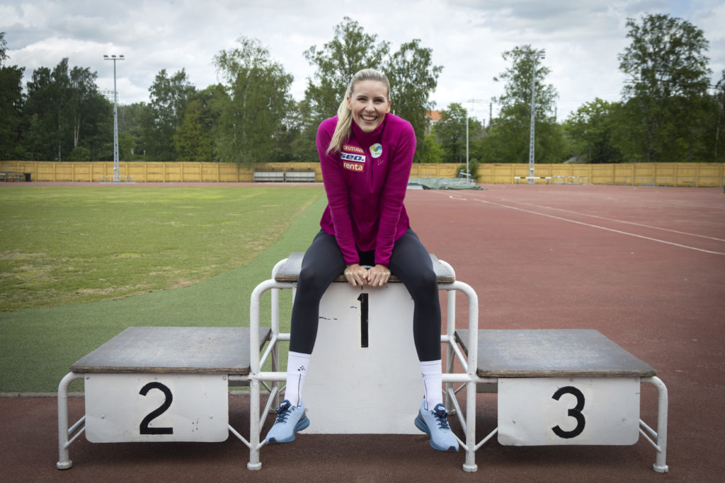 Kristina Mäkelä istuu palkintokorokkeen ykköspaikalla.