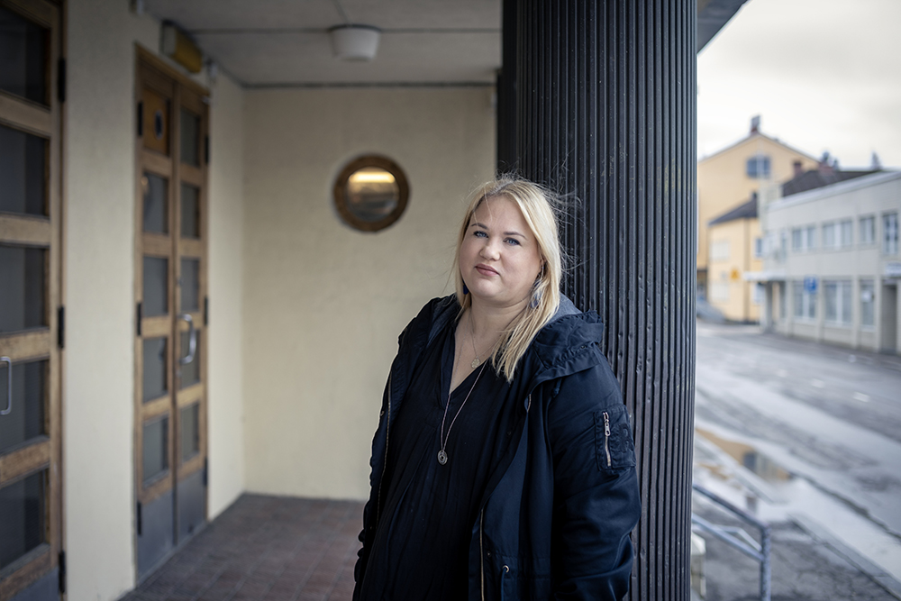 Inka Luostarinen ulkona rakennuksen edessä