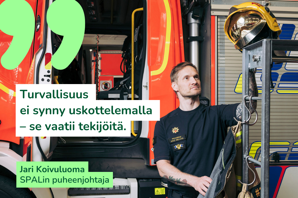 Pelastaja tarkastamassa varusteitaan paloauton vieressä.